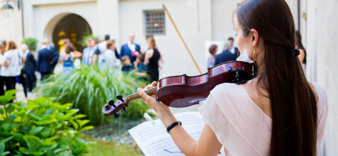 violinist playing violin music during wedding elegance