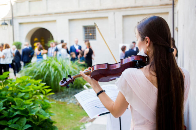 violinist playing violin music during wedding elegance