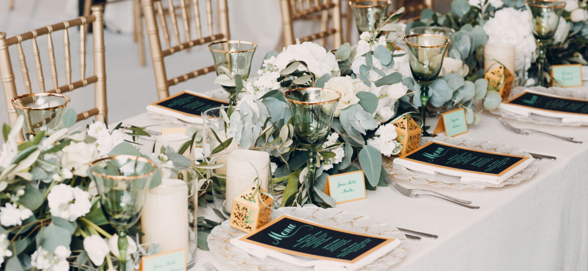 Wedding table decor in white green tones